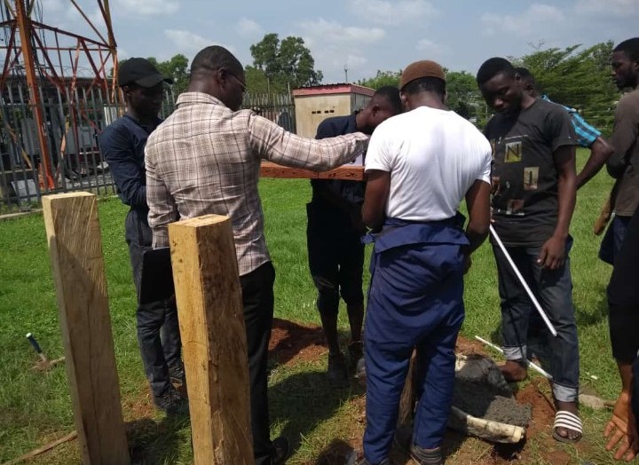 Image showing a group of MTE students working on the green house.
